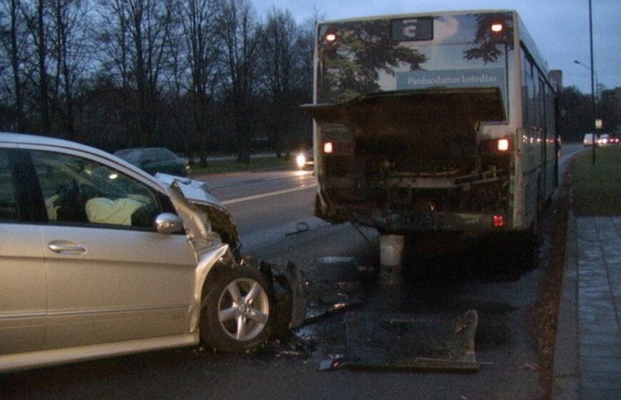 "Mercedes" atsitrenkė į autobusą