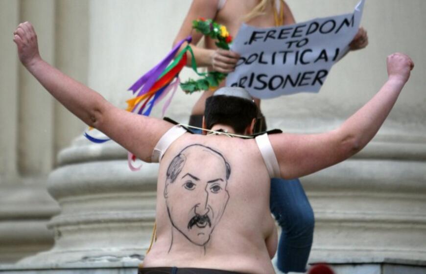 "Femen" protestas prie Baltarusijos KGB