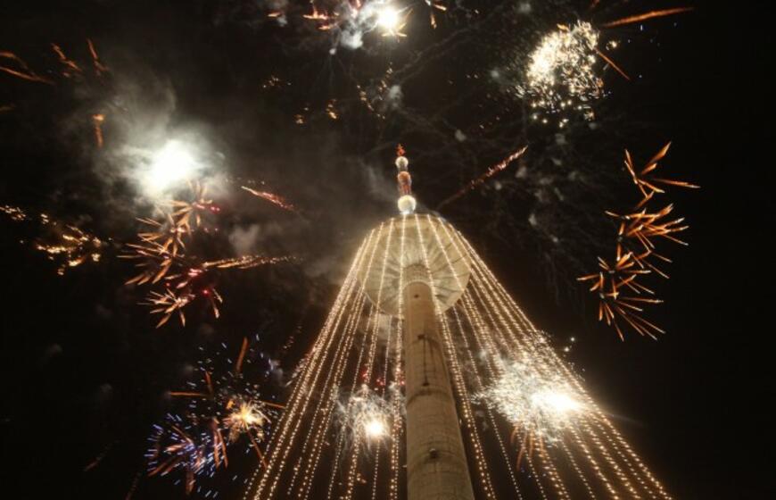 Įžiebta didžiausia Europoje Kalėdų eglė - Vilniaus TV bokštas