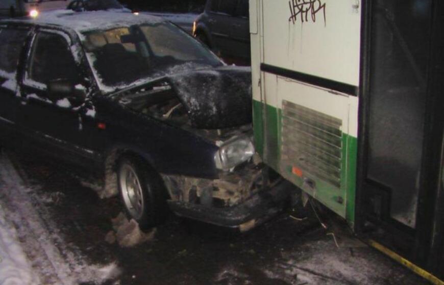 Slidžioje gatvėje - smūgis į autobusą