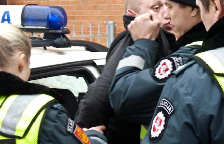 Net keli policijos ekipažai tramdė mieste siautėjusį vyriškį