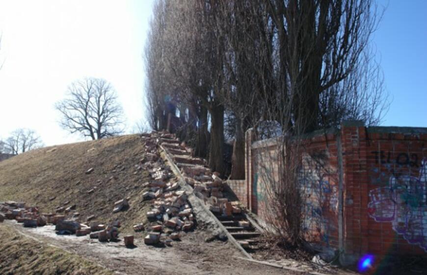 Klaipėdoje nuvirto saldainių fabriko siena