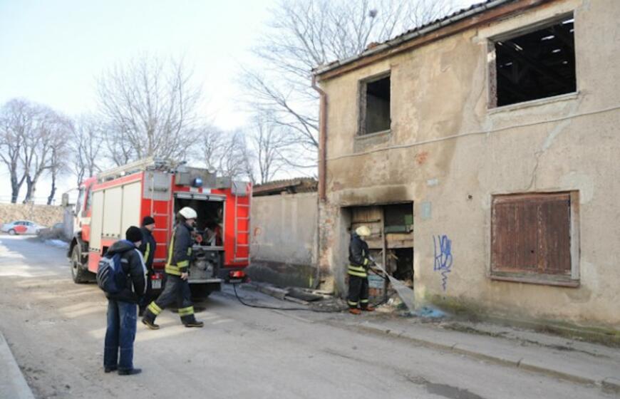 Klaipėdoje degė apleistas pastatas