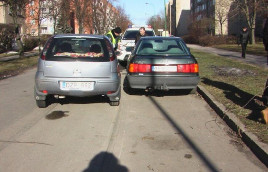 Girtas jubiliatas daužė "Audi" automobilius