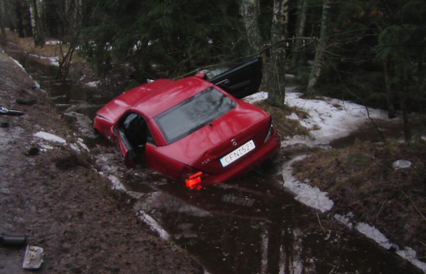 Raudono "Mercedes-Benz" vairuotojui - šaltas rytinis dušas