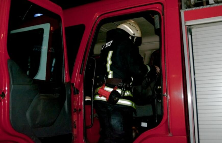 Požeminėje stovėjimo aikštelėje liepsnojo automobilis