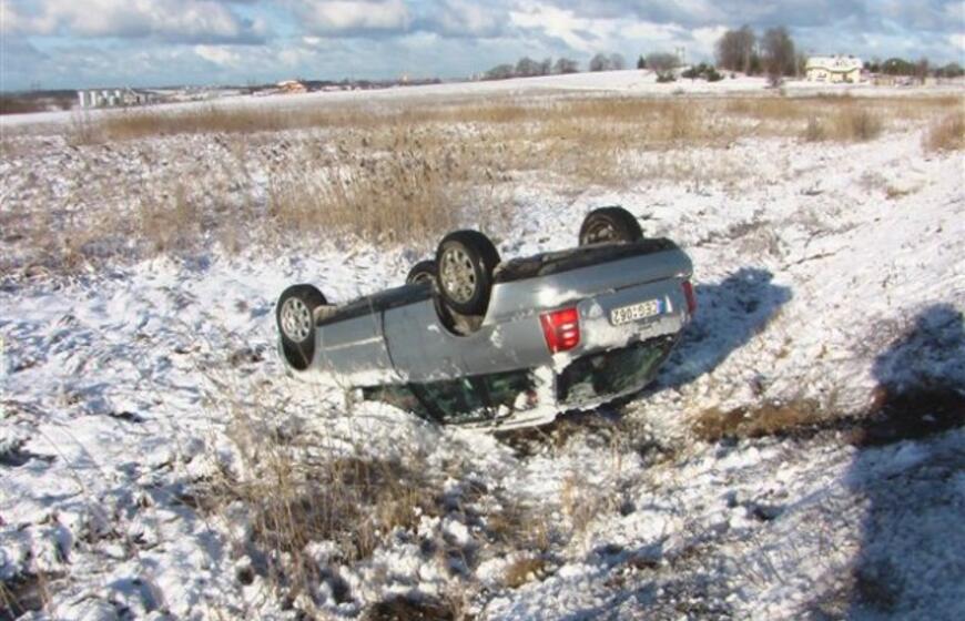 Su vasarinėmis padangomis - į griovį