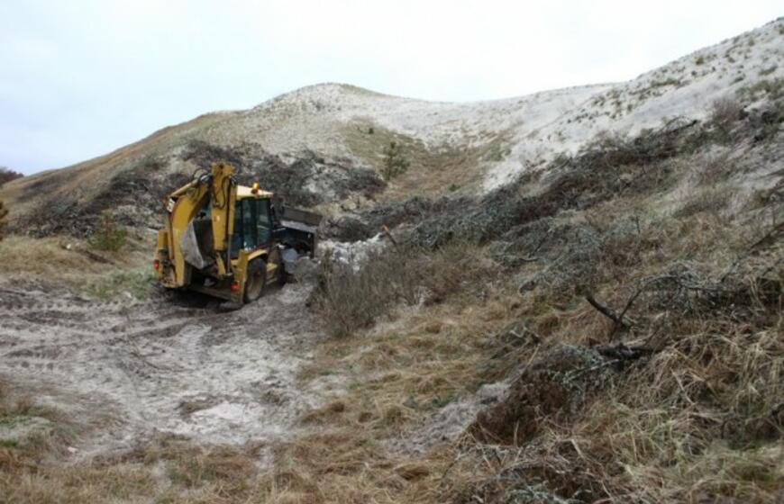 Griaunamas apleistas pastatas Smiltynėje