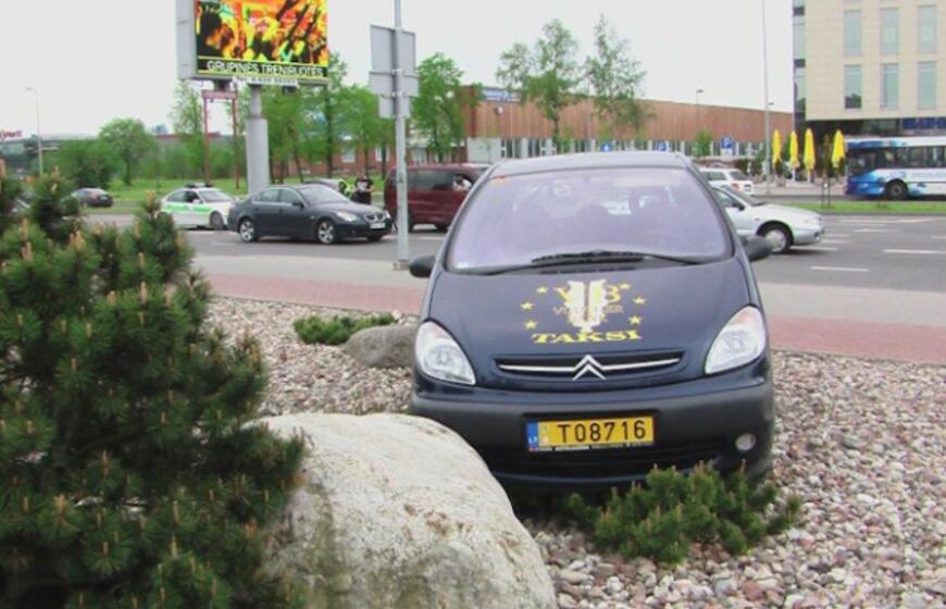 Taksisto epilepsijos priepuolis lėmė avariją