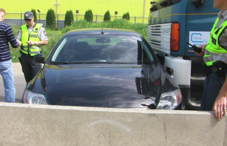 Savivarčio vairuotojas nejuto, kad stumia automobilį