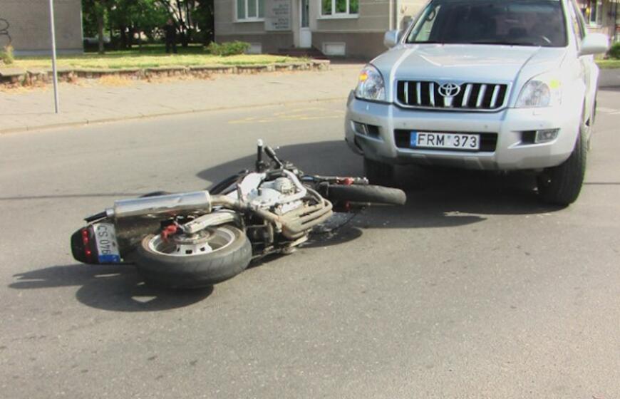 Nekaltas motociklininkas spruko iš avarijos vietos