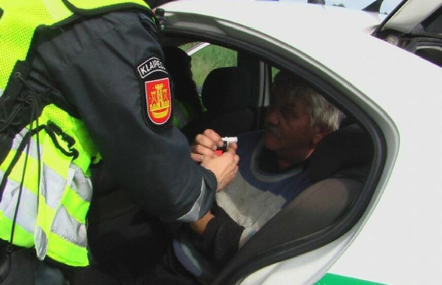 Skęsdamas ežere, vairuotojas gėrė toliau