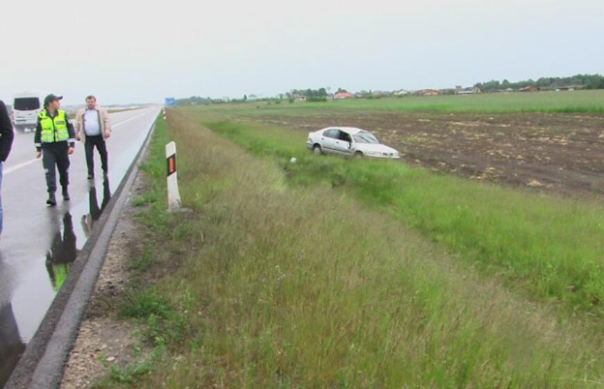 Autostradoje po susidūrimo vertėsi automobilis