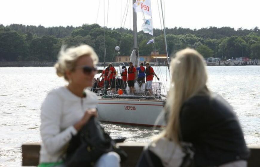 "Lietuva" išpaukia į didžiųjų burlaivių regatą