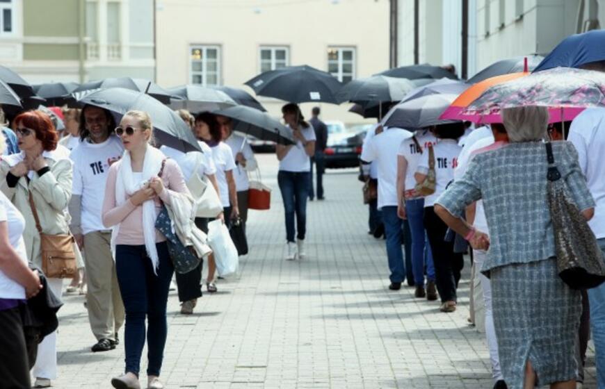 D. Kedžio dukros perdavimo motinai priešininkai prie Prezidentūros protestavo nešini tamsiais skėčiais