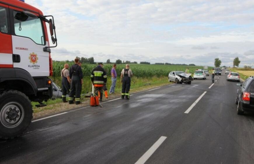 Po avarijos automobilyje prispaustas žmogus
