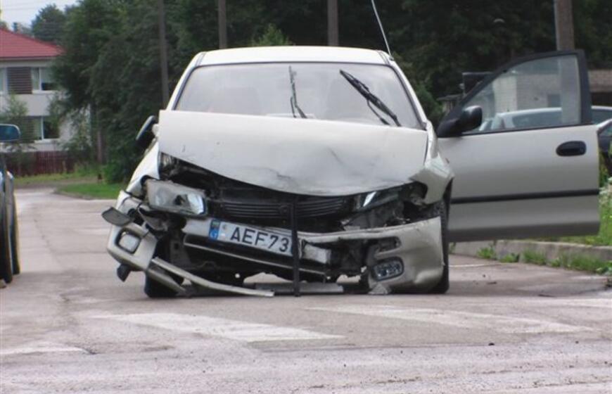 Skubėjo į darbą ir nepastebėjo asfalto spalvos automobilio