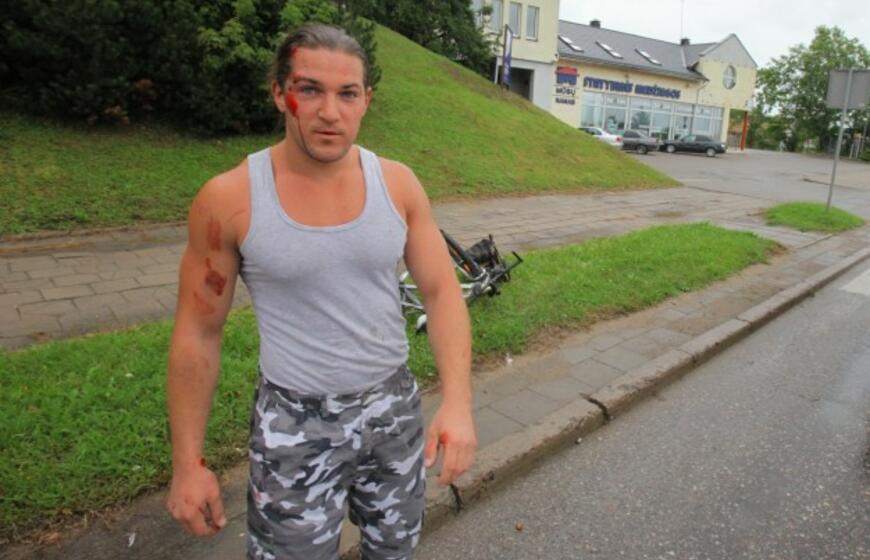 Taksi automobilis partrenkė dviratininką