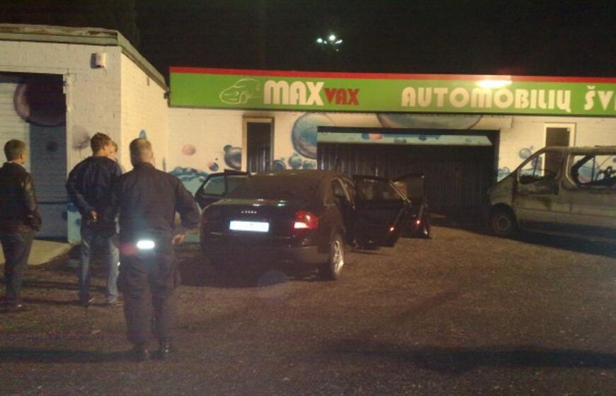 Automobilių švaros centre sudegė automobilis
