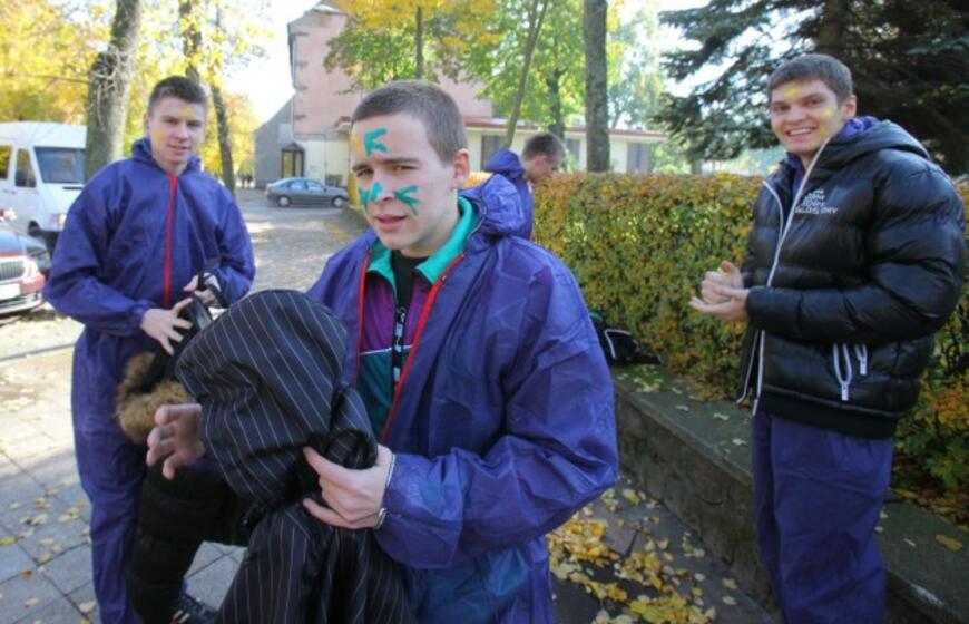 Būsimieji jūrų vilkai tradiciškai bučiavo žuvį