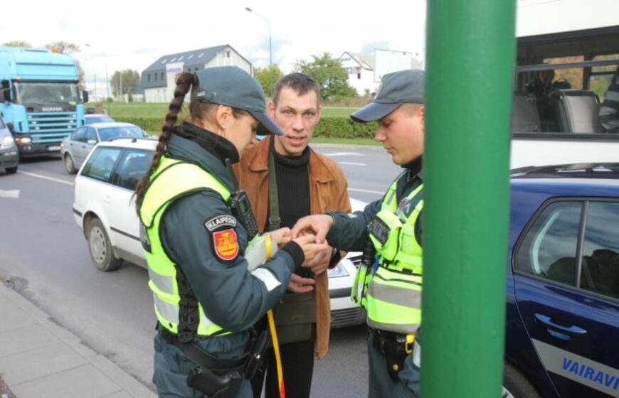 Girtas vairuotojas merginai sugadino vairavimo egzaminą