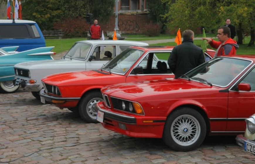 Klasikiniai automobiliai atsisveikino su vasara
