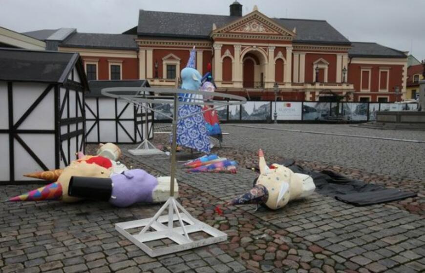 Teatro aikštėje dygsta kalėdinės skulptūros