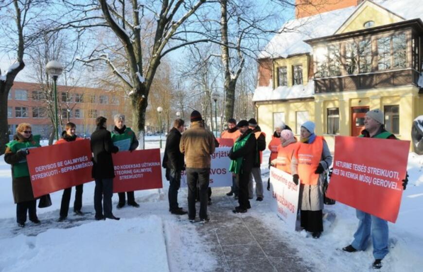 Profsąjungų narių piketas prie teismo