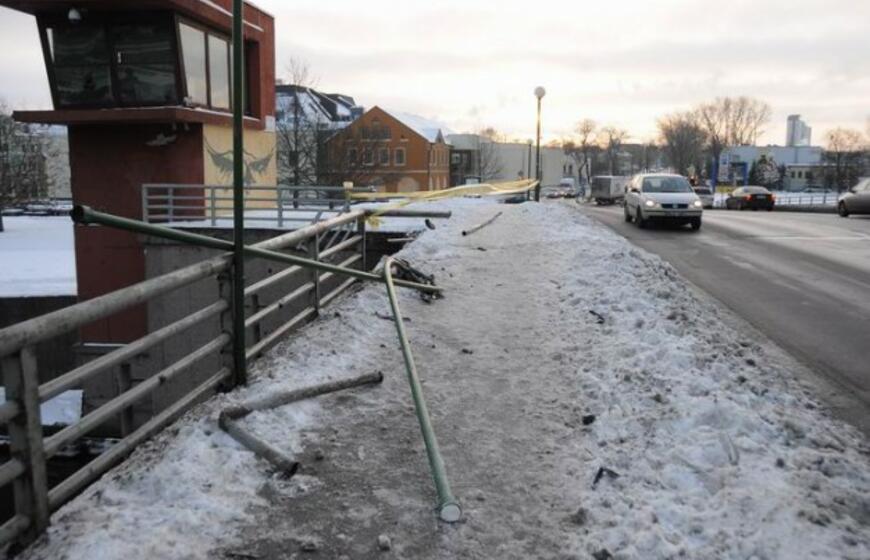 Po naktinės avarijos - sumaitotas Pilies tiltas