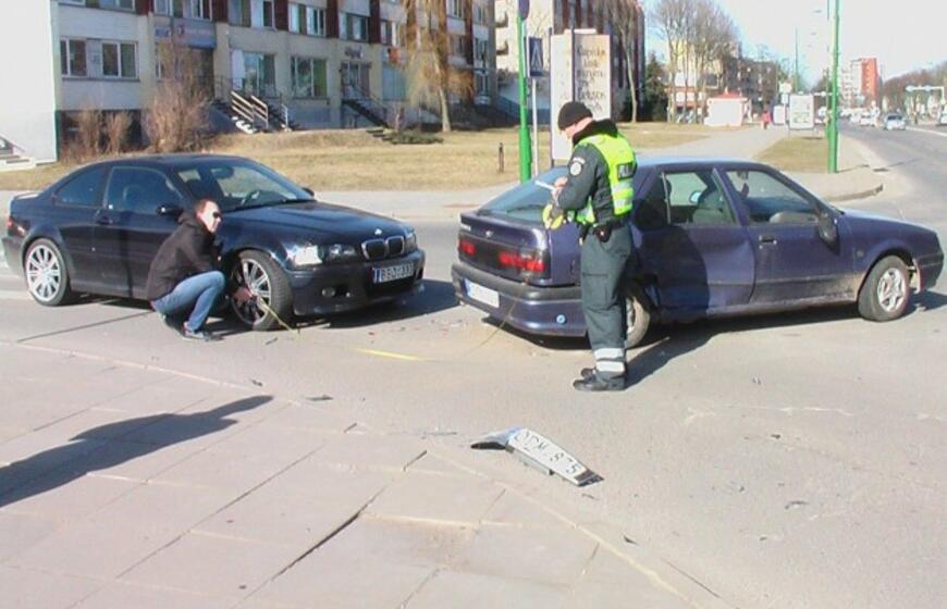 Trijų automobilių avarijos kaltininkas paspruko pėščias