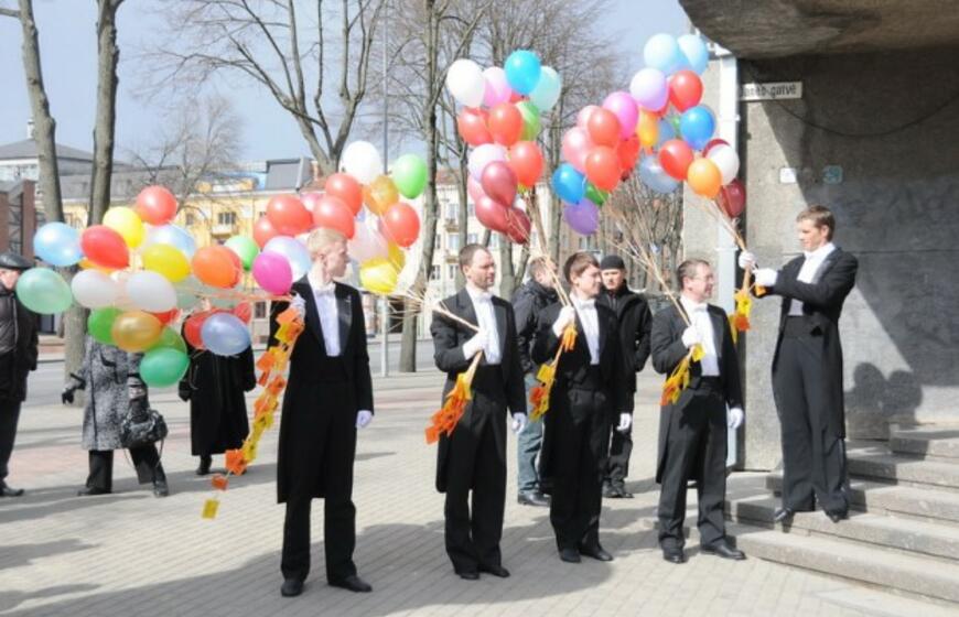 Teatrinėje misijoje "Balionai" į dangų pakilo 100 balionų