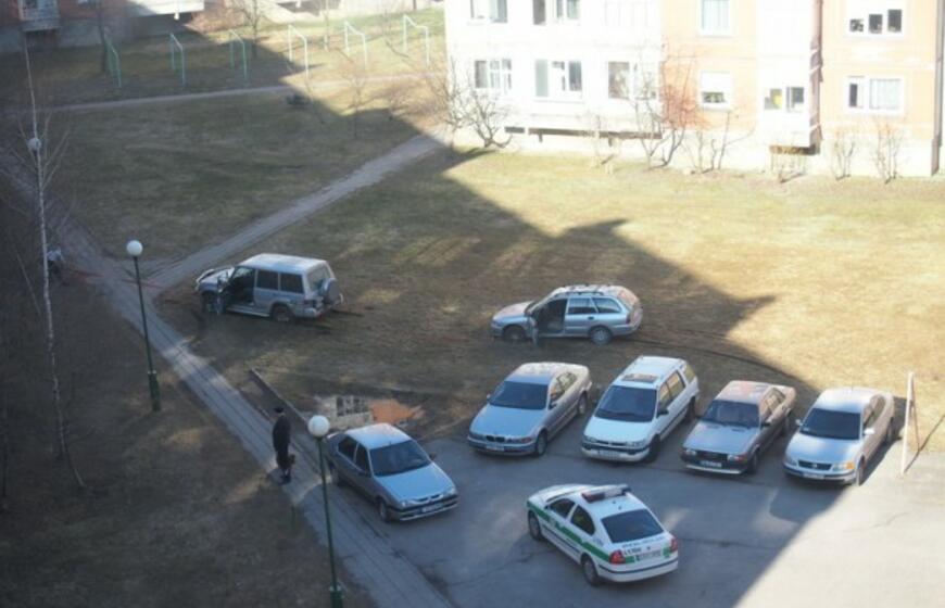 Veją kieme niokojantys automobiliai