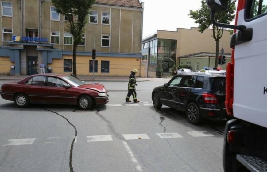 Neblaivus jaunuolis taranavo apynaujį mersedesą