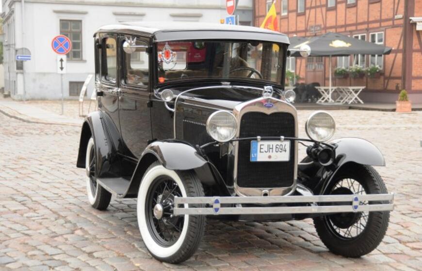 Klaipėdoje - senovinių automobilių žygio startas