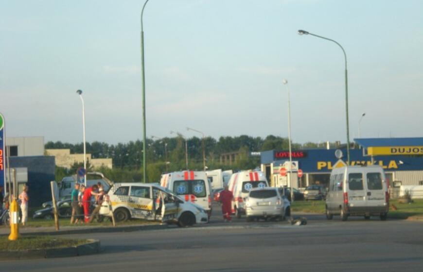 Per raudoną važiavusi moteris sukėlė avariją