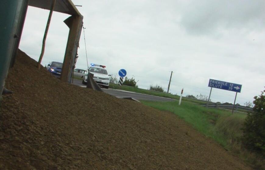 Klaipėdos rajone apsivertė sunkvežimis