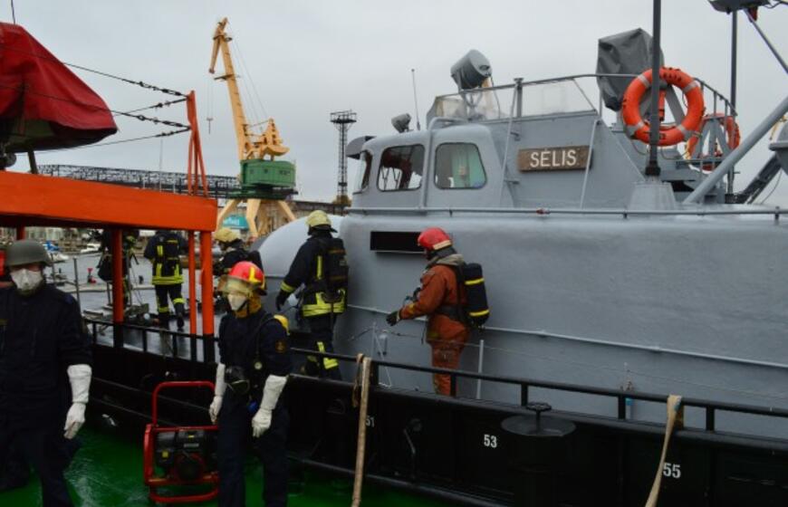 Kariniame laive imituotas gaisras