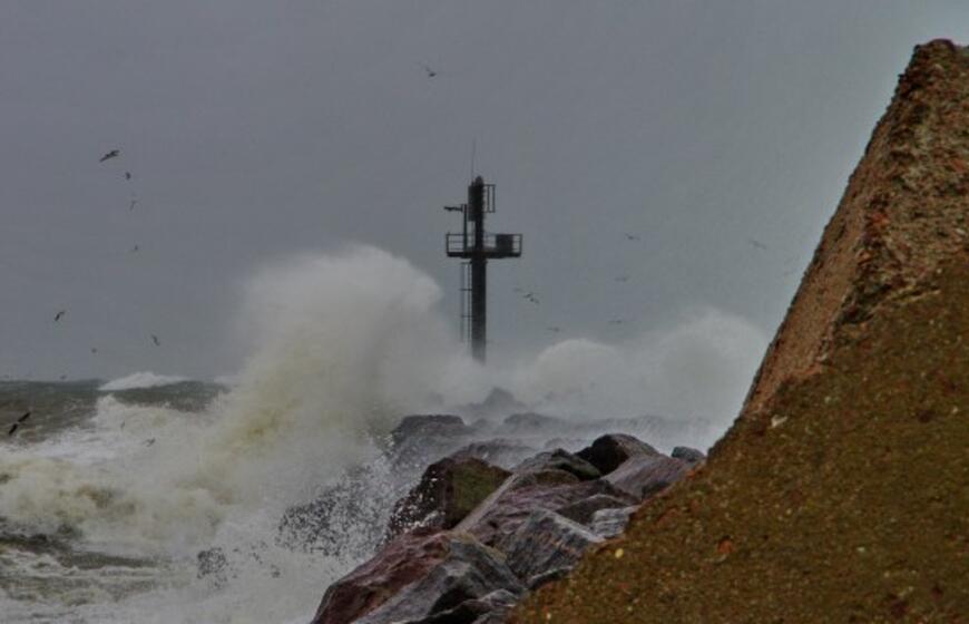 Uosto vartai audros "Ksaveras" metu