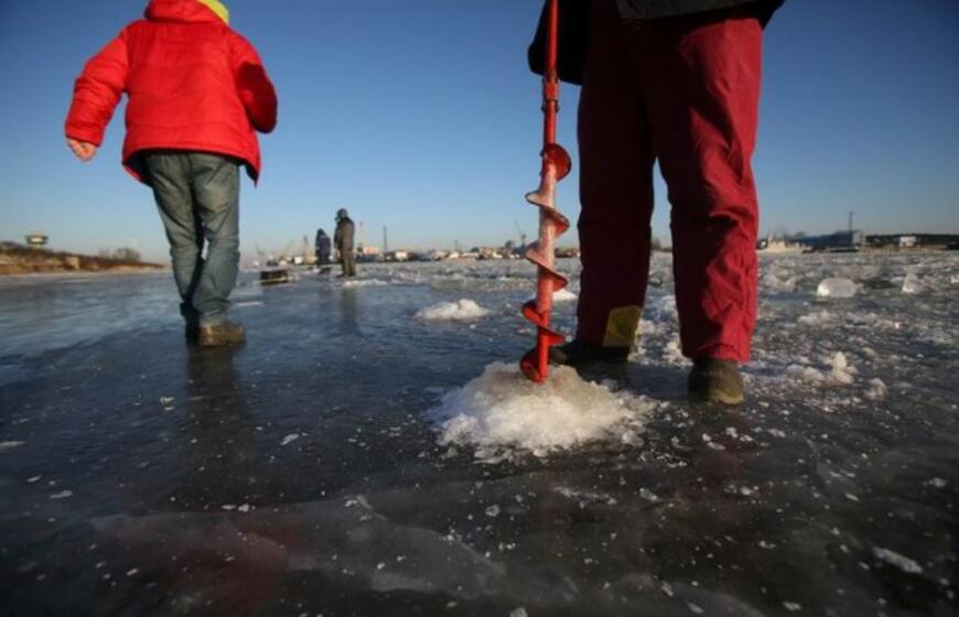 Ledas. Žvejai. Laivas. Inspektoriai