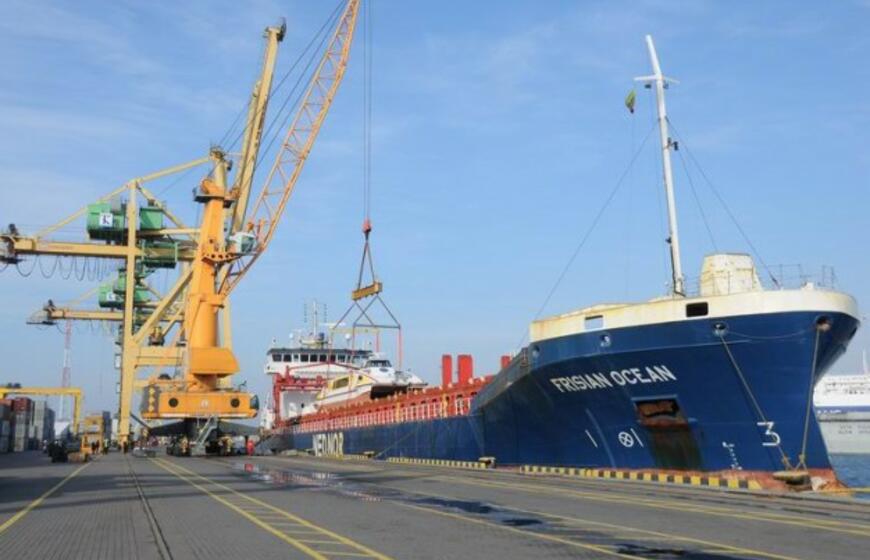 Į klaipėdą atgabentas keltas, kuris plaukios į Nidą