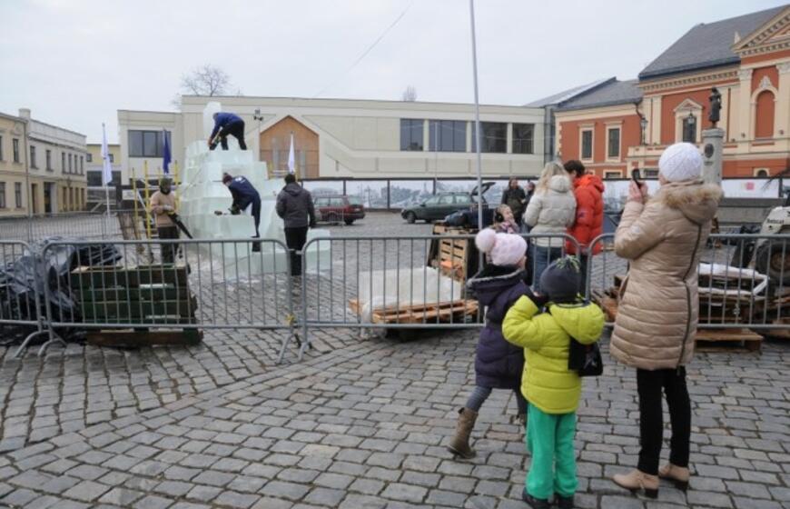 Ledo skulptūra Teatro aikštėje
