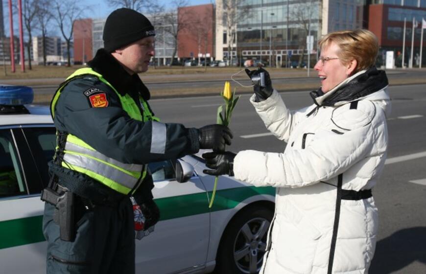 Tulpės moterims - ir iš policininkų rankų
