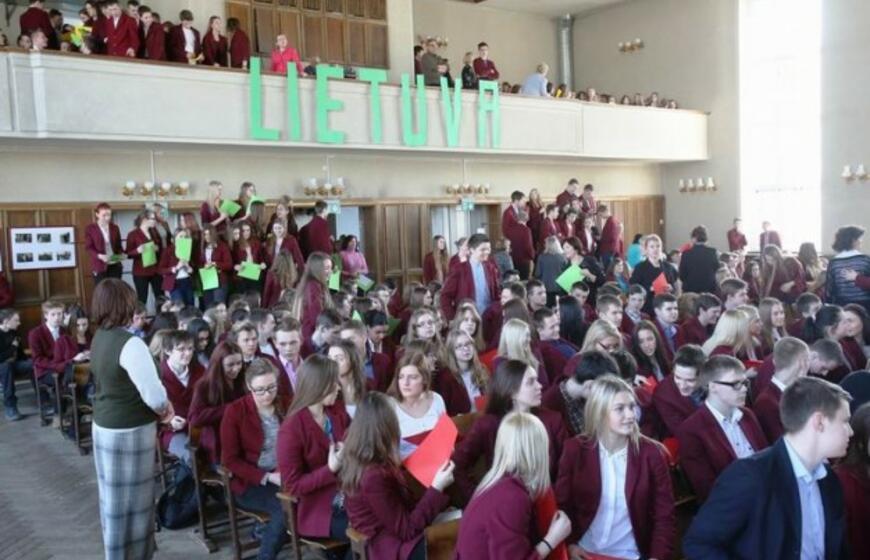 Vytauto Didžiojo gimnazijoje - gyva trispalvė