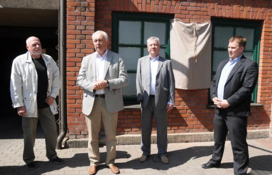 Atidengtas bareljefas Saliui Šemeriui atminti