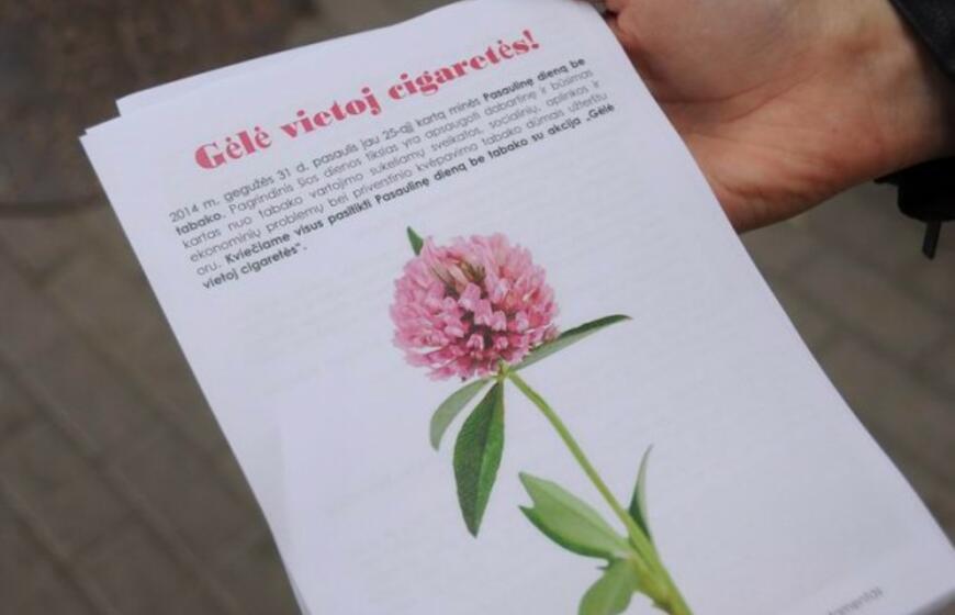 Vietoje cigaretės - gėlė