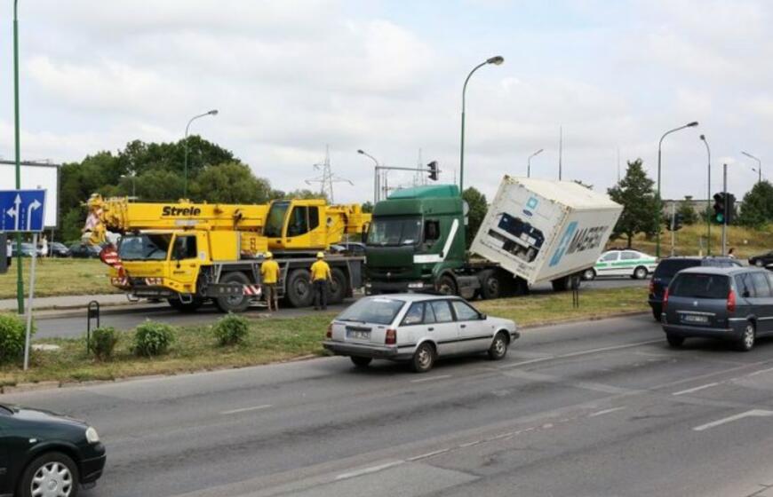 Pavojingai pasviro jūrinis konteineris