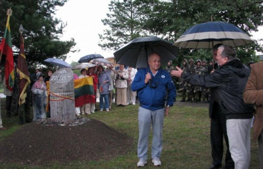 Baltijos kelio žymuo pašventintas lietumi