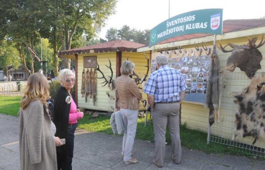 Šventojiškių sueiga aikštėje prie Šventosios kultūros centro