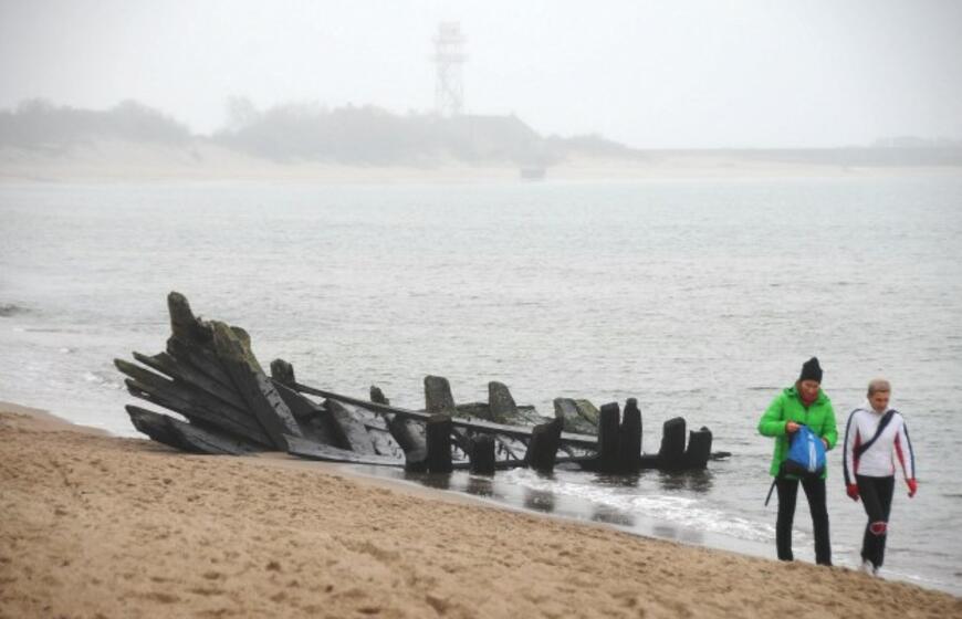 Melnragėje jūra išplovė senovinio laivo liekanas