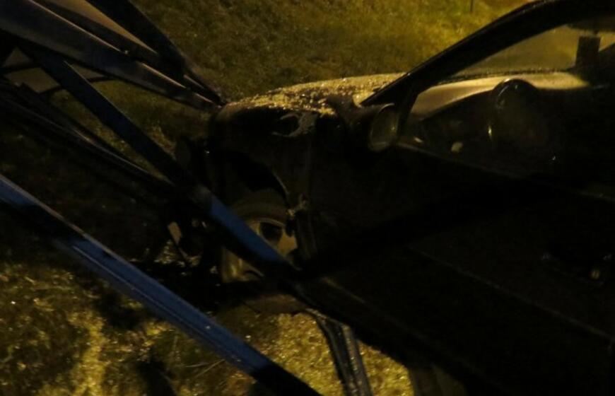 Plikledis: „Opel“ sudaužė stotelės paviljoną